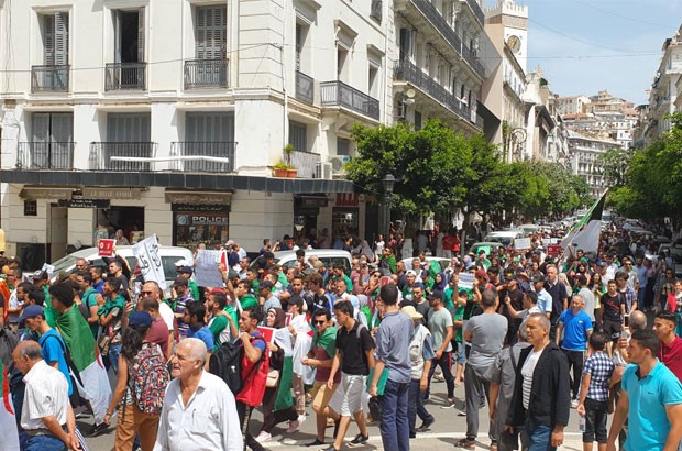 Ils ont entamé leur marche à partir de la place des martyrs : Les étudiants ne lâchent pas les symboles du système