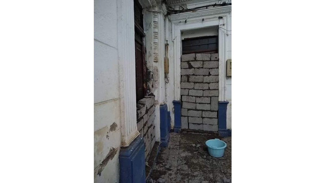 La porte d’accès au siège de la mouhafadha du FLN muré ! [photos]