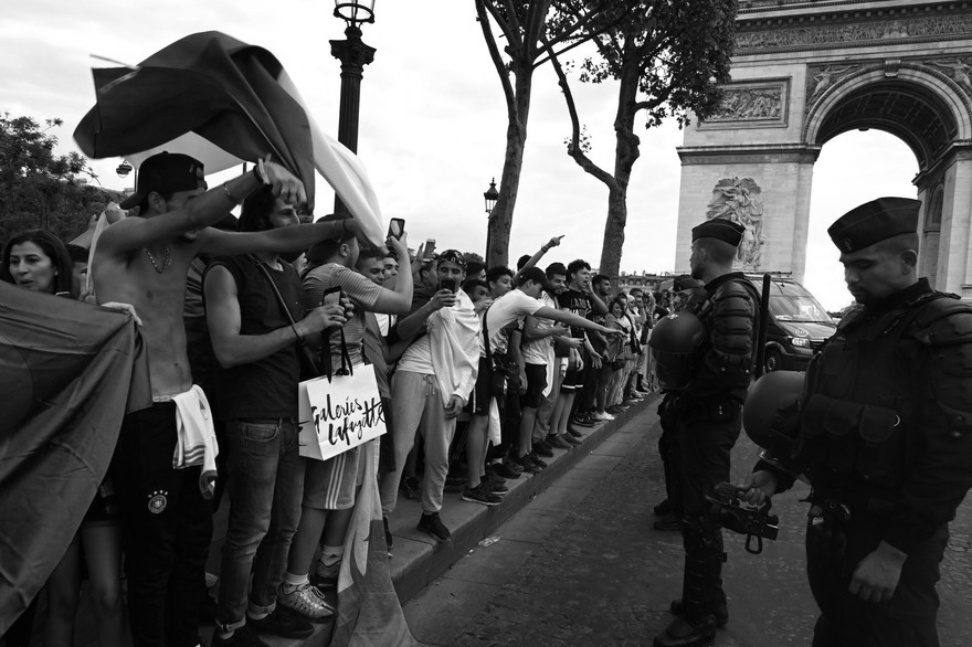 Marine Le Pen veut interdire l’accès aux Champs-Élysées aux supporters de l’Algérie !