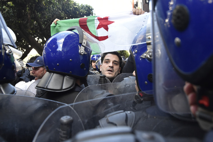 Un manifestant porte plainte pour arrestation illégale après avoir été arrêté avec ses neveux mineurs !