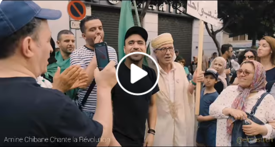 Une chanson patriotique improvisée par le chanteur Chibane à la manifestation du 20e vendredi [vidéo]