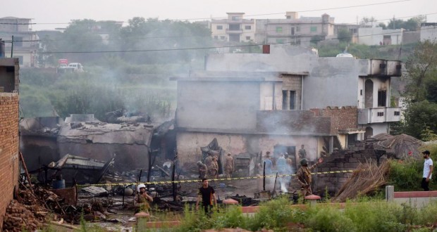 Pakistan : Un avion militaire s’écrase en zone habitée, 18 morts au moins