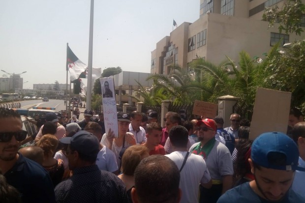 Alors que le collectif d’avocats boycotte la séance de plaidoirie devant la cour d’Alger : Rassemblement de soutien en cours pour Bouregâa et 12 autres détenus