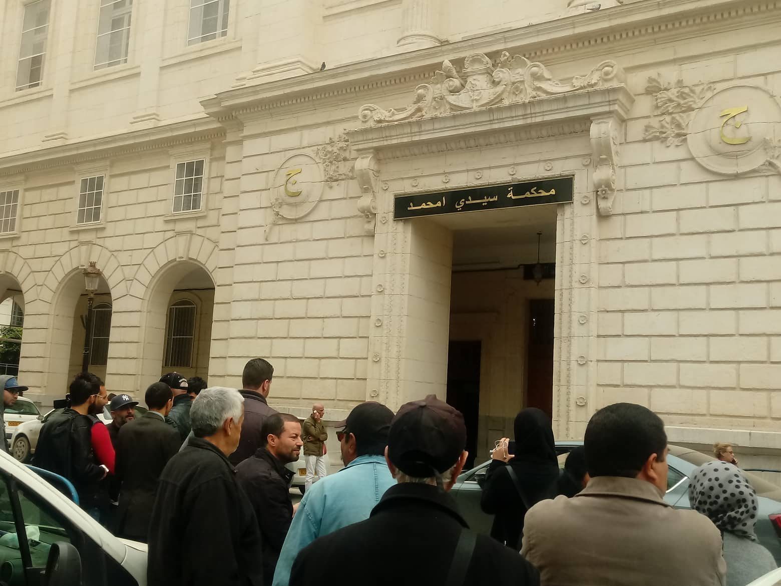 Procès de 42 manifestants: début du rassemblement devant le tribunal de Sidi M’hamed en soutien au détenus d’opinion