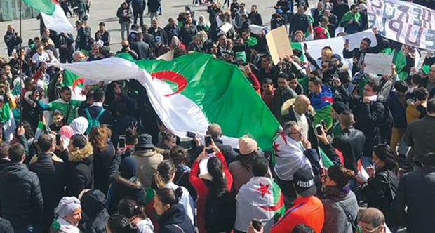 Rassemblement de la diaspora sur la place des victoires, à Paris : Pour un État civil et non militaire