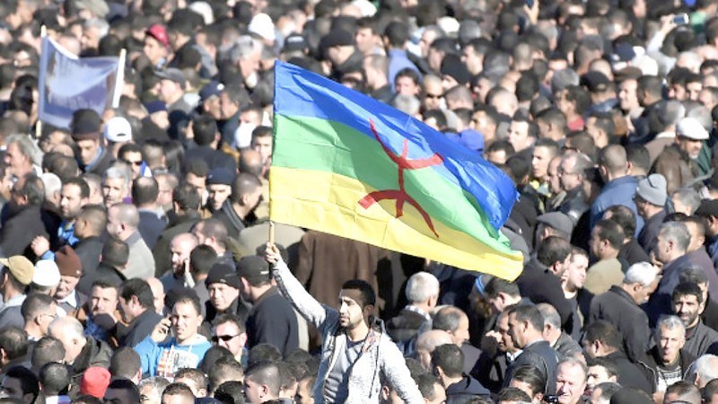 Constantine: un manifestant condamné à un an de prison ferme pour détérioration de l’emblème national et un autre acquitté