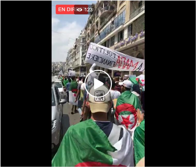 Vidéo : les étudiants arrivent au niveau de l’avenue Amirouche