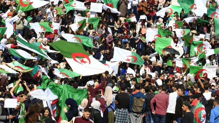 Ils célèbrent les victoires des fennecs, mais n’oublient pas pas le “HIRAK” : Les Algériens joyeux, mais lucides