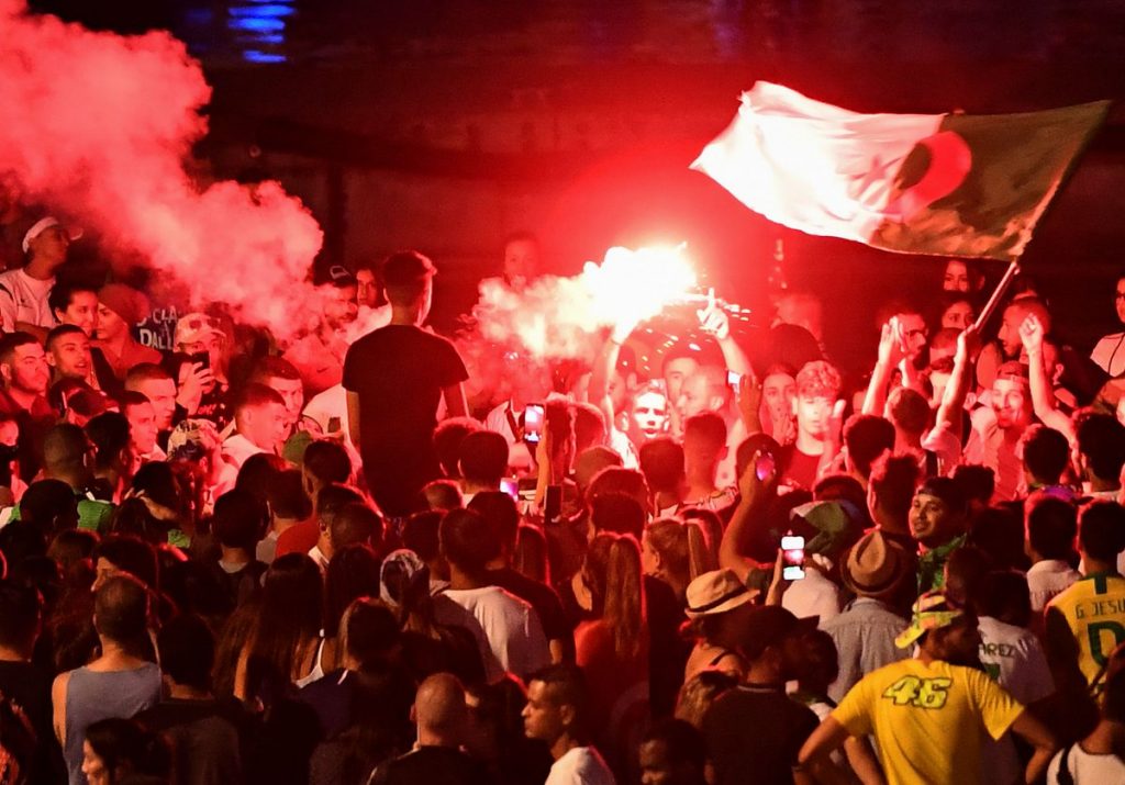 CAN 2019: après l&rsquo;accident mortel de Jijel, les Algériens décident de célébrer sans voitures