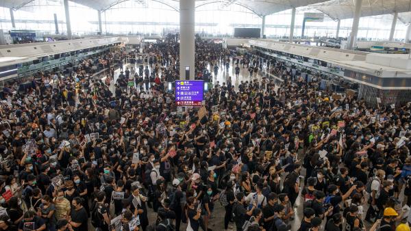 Marée humaine à l’aéroport de Hong Kong contre les violences policières