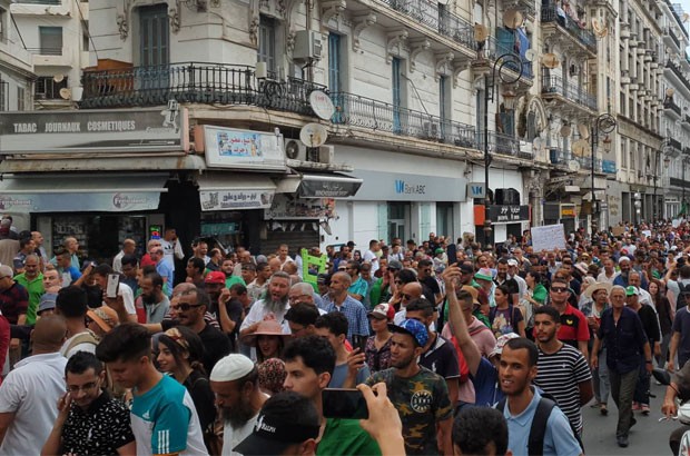 Les étudiants l’ont clamé lors de leur 25e manifestation : « Nous rejetons le régime militaire »