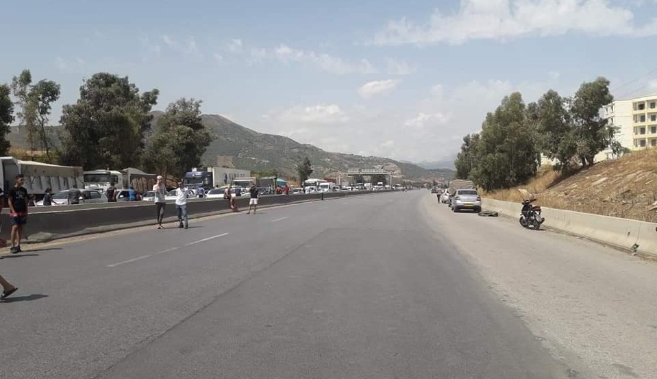 L&rsquo;autoroute Est-Ouest rouverte à la circulation après avoir été bloquée par des manifestants