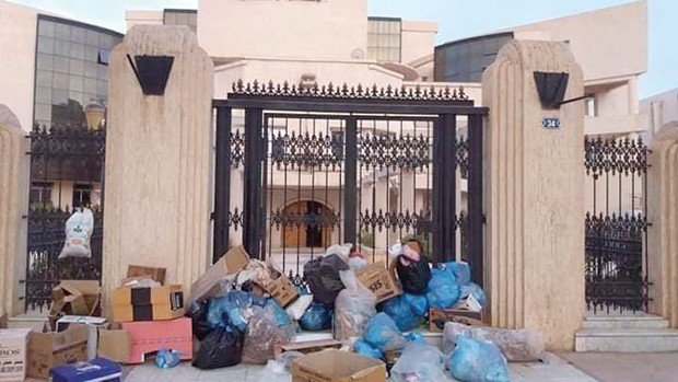 Les citoyens de Tighennif, à mascara, protestent à leur manière : Des poubelles déversées devant la daïra et l’APC