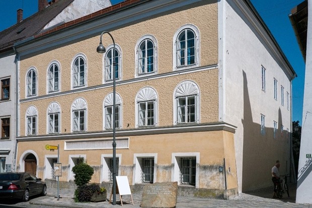 Afin de contrôler l’usage de la bâtisse devenue un lieu de pèlerinage des néonazis : L’état autrichien rachète la maison natale de Hitler