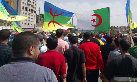 Un manifestant arrêté à Biskra pour avoir brandi l’emblème berbère