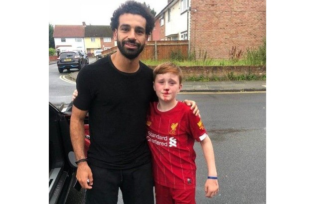 Il s’est cassé le nez en voulant avoir un autographe : Mohamed Salah fait une victime