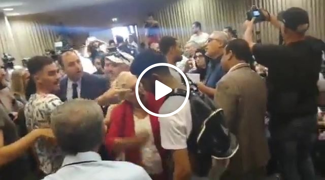 Des étudiants s’introduisent à la conférence de l’instance de dialogue et scandent « pas de dialogue avec la bande »