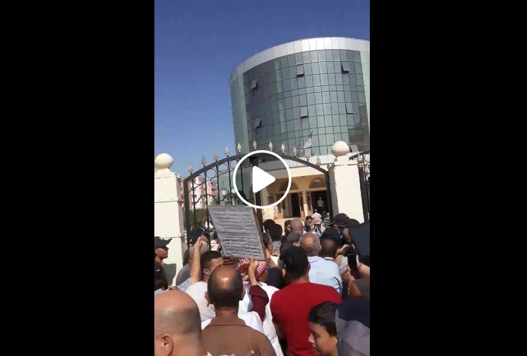 Panel du dialogue : Des protestataires prennent d’assaut la maison de la culture de Chlef