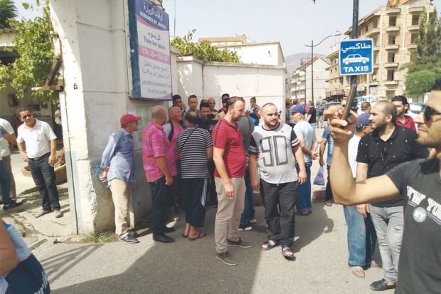 Elle pointe du doigt la “mauvaise gestion” du directeur, Akbou : la population se mobilise pour sauver l’hôpital