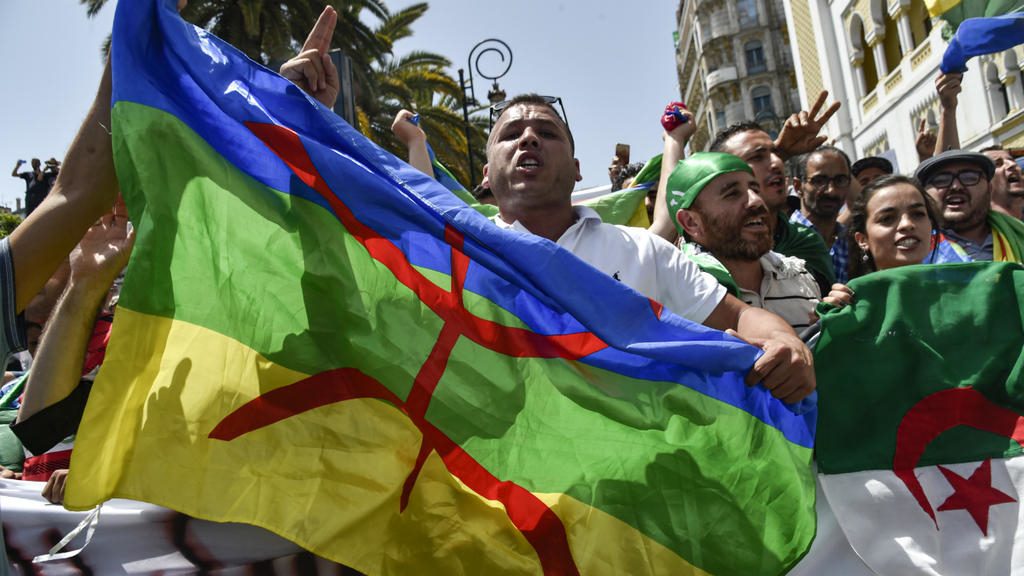 Port du drapeau amazigh: 10 ans de prison requis à l’encontre d’un manifestant à Annaba