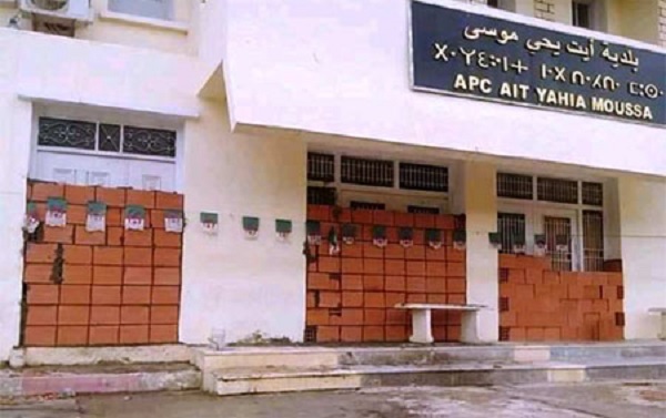 Aït Yahia Moussa – Ils ont muré les entrées de la mairie : La protesta de Hellil et Tifaou monte