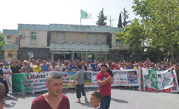 Marche des citoyens de Haïzer (Bouira) pour la libération des détenus d’opinion : “Halte à l’arbitraire et à la dictature”