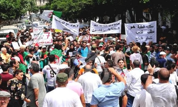 Marche des étudiants: le départ des symboles restants de l’ancien régime