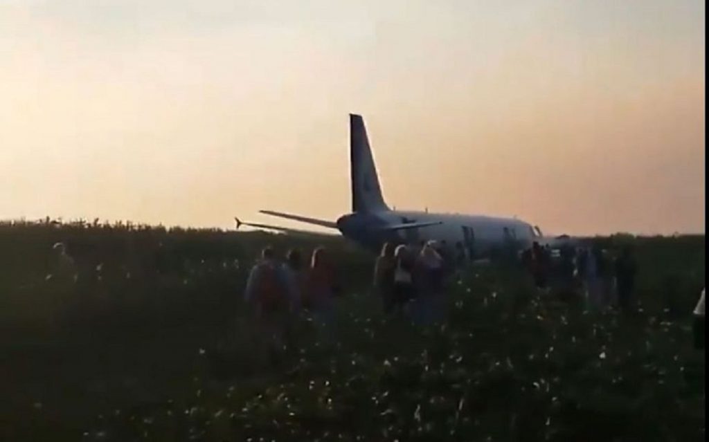 Russie : un Airbus se pose en urgence dans un champ, 23 blessés