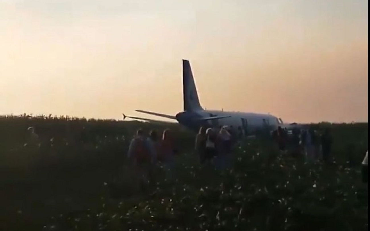 Russie : un Airbus se pose en urgence dans un champ, 23 blessés