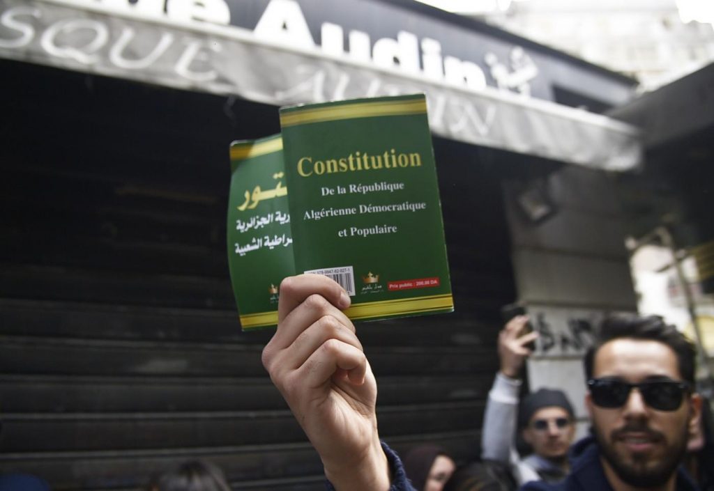 Des citoyens bénévoles proposent la « constitution citoyenne de transition »