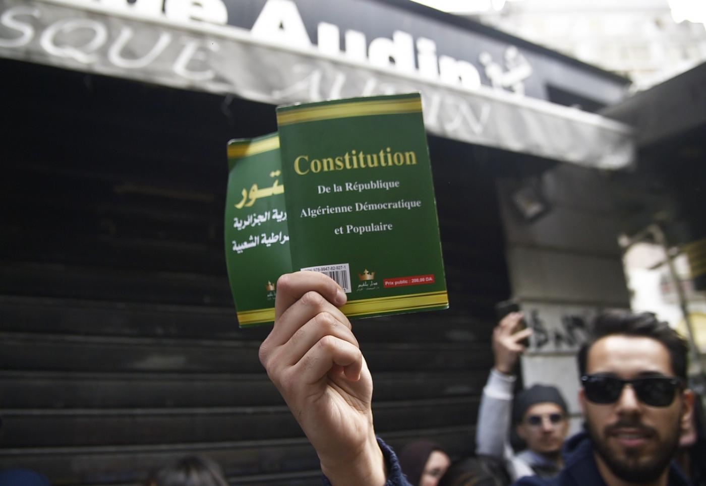 Des citoyens bénévoles proposent la « constitution citoyenne de transition »