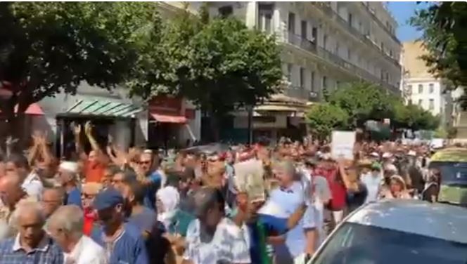 Vidéo / les manifestants à Alger : « les doubebs (mouches electroniques) où êtes-vous? »