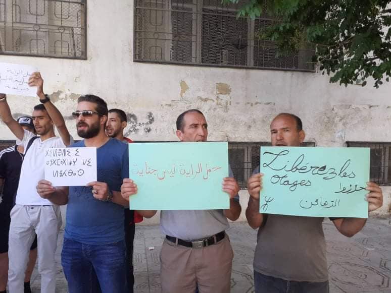 Sit-in devant le tribunal de Batna et de Mostaganem en soutien aux détenus d’opinions