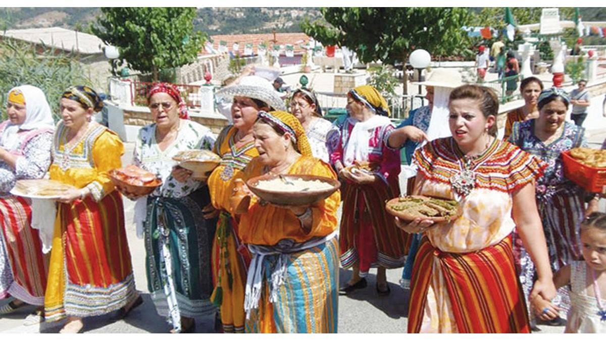 Женщины с блюдами кускуса на празднике Йеннайер