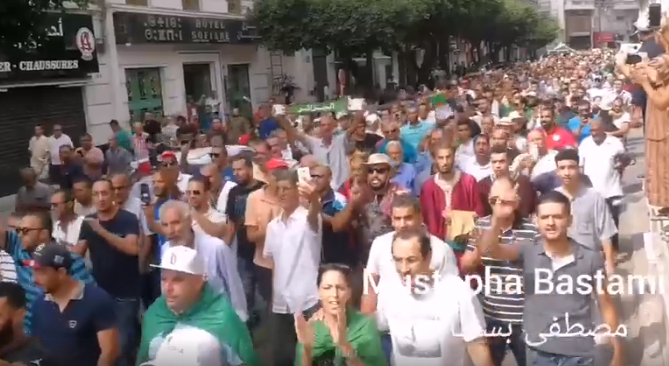 Des milliers de manifestants se dirigent vers la place de la grande poste d’Alger