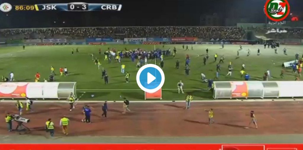 Le match JSK-CRB arrêté pour cause d&rsquo;envahissement du terrain [vidéo]