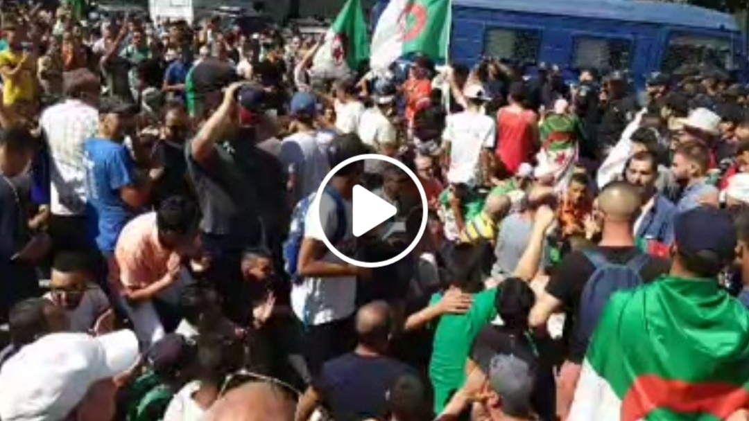 La police empêche les manifestants de marcher vers la grande poste