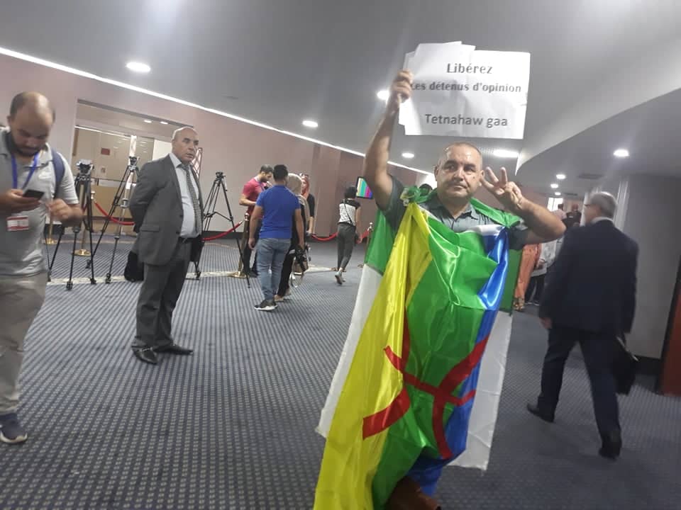 Ouverture de la session parlementaire à l’APN : Un député arrive enveloppé dans le drapeau National et Amazigh