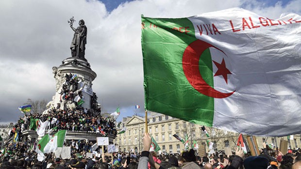 Rassemblement de la diaspora hier à la place de la république, à Paris : “Nos compatriotes en Algérie doivent savoir qu’ils ne sont pas seuls”
