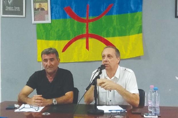 Soufiane Djilali anime un café littéraire à Tichy : “S’il y a élection, le futur président sera illégitime”