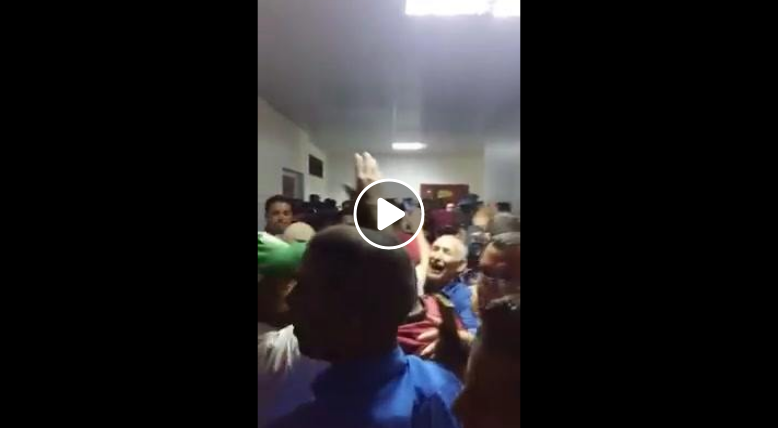 Scandant «Pas d’élections avec la Issaba», des protestataires ferment le bureau de vote à Bordj Bou Arreridj