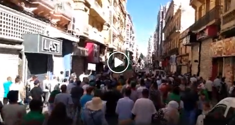 Un tsunami humain sillonne actuellement les rues de la ville d&rsquo;Oran