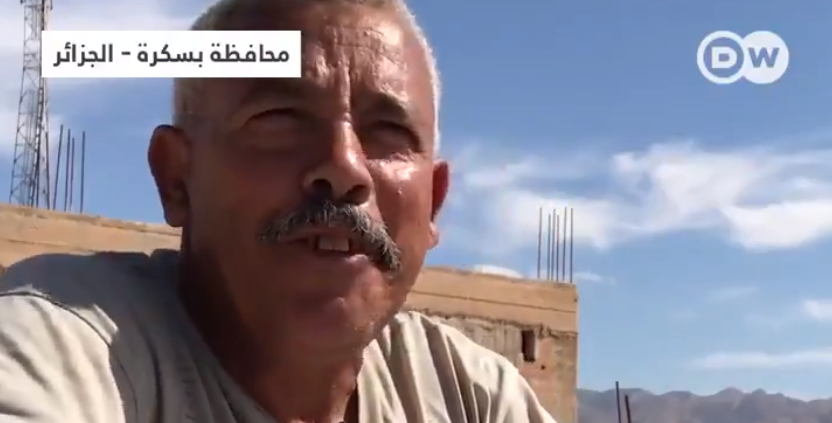Un Algérien chasseur et mangeur de cobras à Biskra [vidéo]