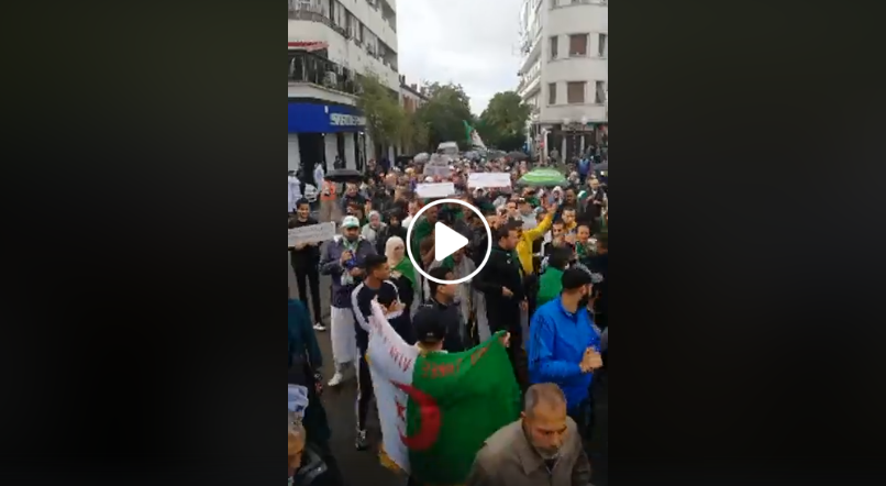 À Constantine, des milliers de manifestants dans la rue malgré la pluie
