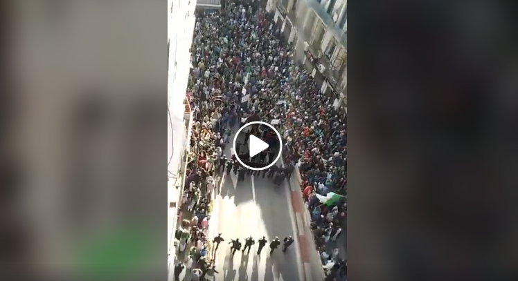 36e vendredi : La rue hassiba à Alger est noire de monde
