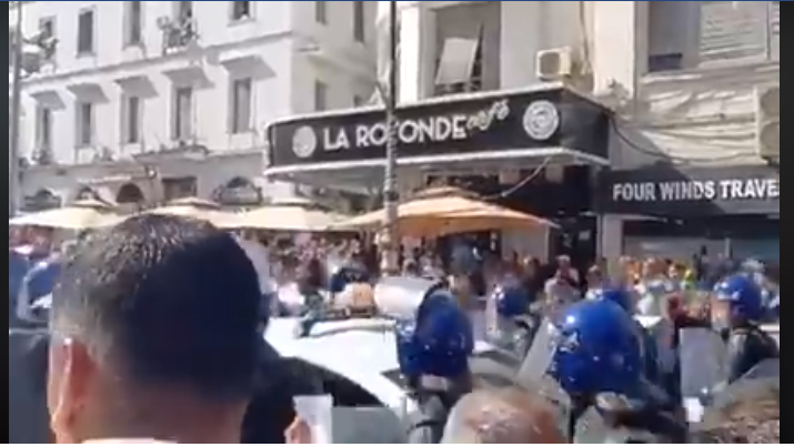 Vidéo : La police a dû céder devant la foule nombreuse venue dénoncer le projet de loi sur les hydrocarbures qu’elle assimile à un bradage des recherches du pays.