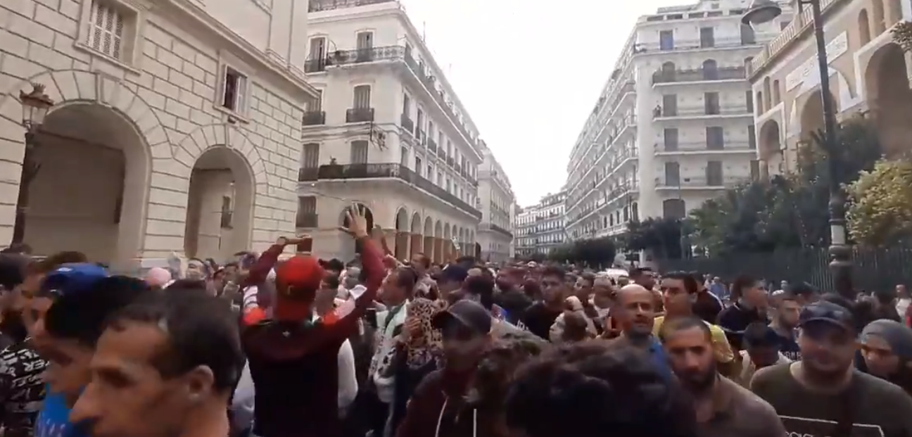 Vidéo – 35ème mardi de protestation : les manifestants sont arrivés devant le tribunal de Sidi M’Hamed