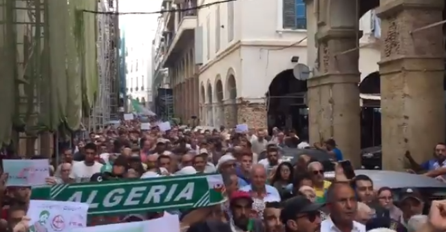 VidĂ©o – 35ème mardi de protestation Ă  Alger : « la loi sur les hydrocarbures Ă  la poubelle »