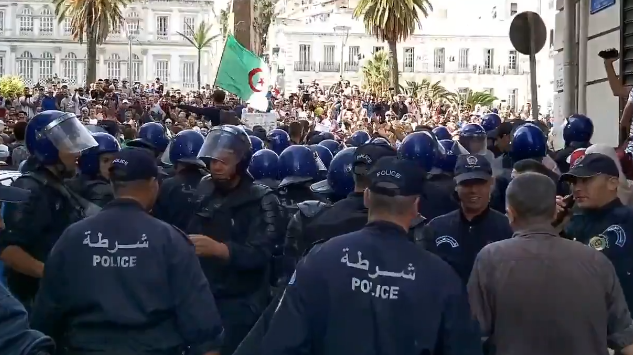Vidéo – 35ème mardi de protestation à Alger : la police empêche les manifestants de se rendre au Tribunal de Abane Ramdane