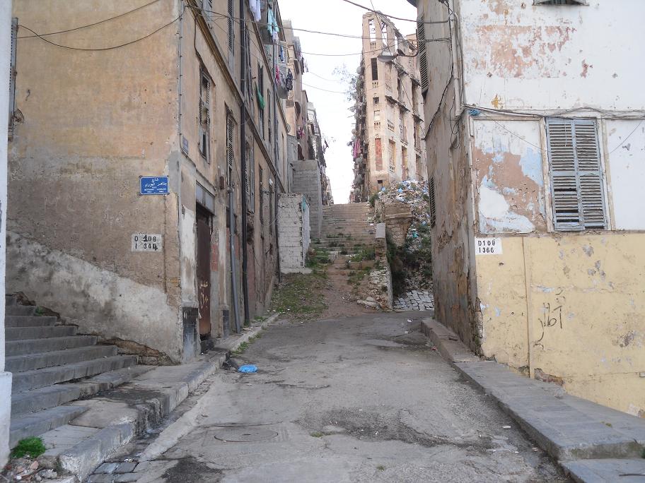 Ils refusent le recasement à «Diar Errahma», en attendant leur relogement: Des mal-logés de Haï Derb bloquent la route et le tramway